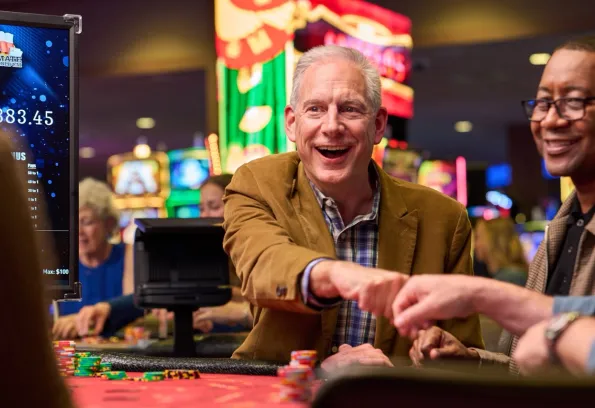 Man playing Mississippi Stud